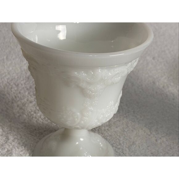 Vintage EO Brody White Milk Glass M4300 Pedestal Vase/Grape Vine - Picture 2 of 11